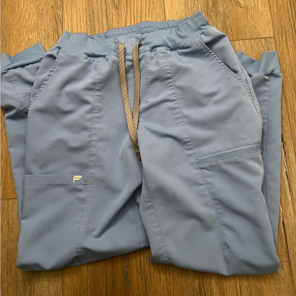 Blue Fabletics Scrub Set - Picture 6 of 9